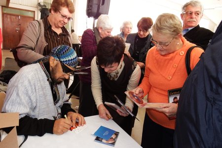 Gaste het in ellelange toue gestaan om Randall Wicomb se hantekening op hul CD’s en DVD’s te kry